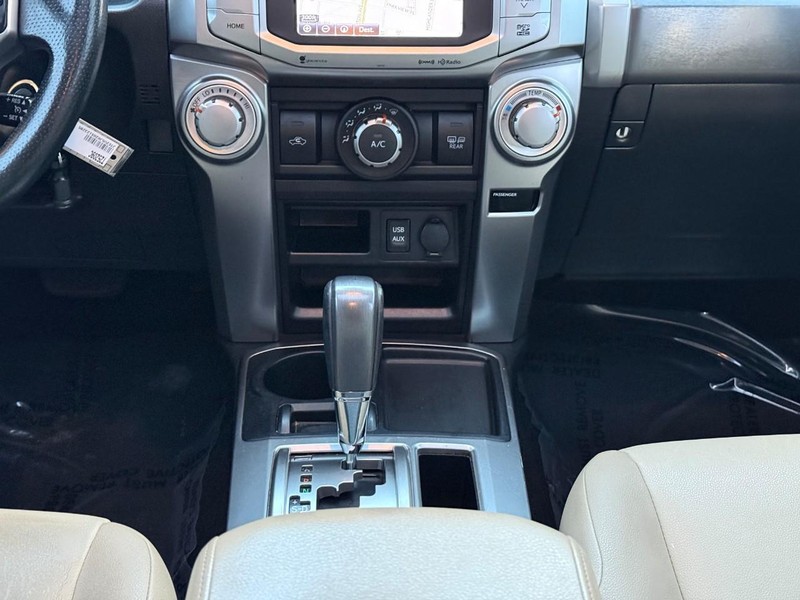 Toyota 4Runner Vehicle Full-screen Gallery Image 15