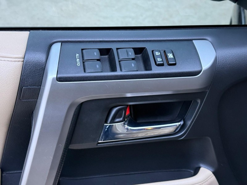 Toyota 4Runner Vehicle Full-screen Gallery Image 16