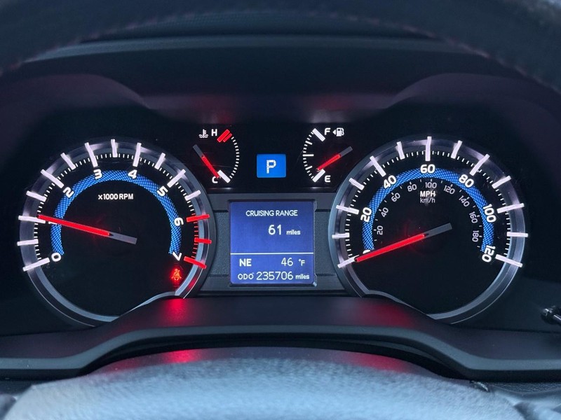 Toyota 4Runner Vehicle Full-screen Gallery Image 19