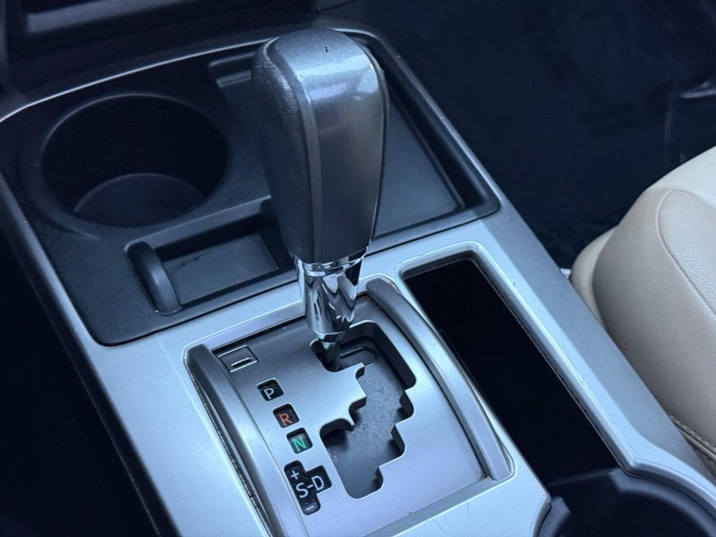 Toyota 4Runner Vehicle Full-screen Gallery Image 22