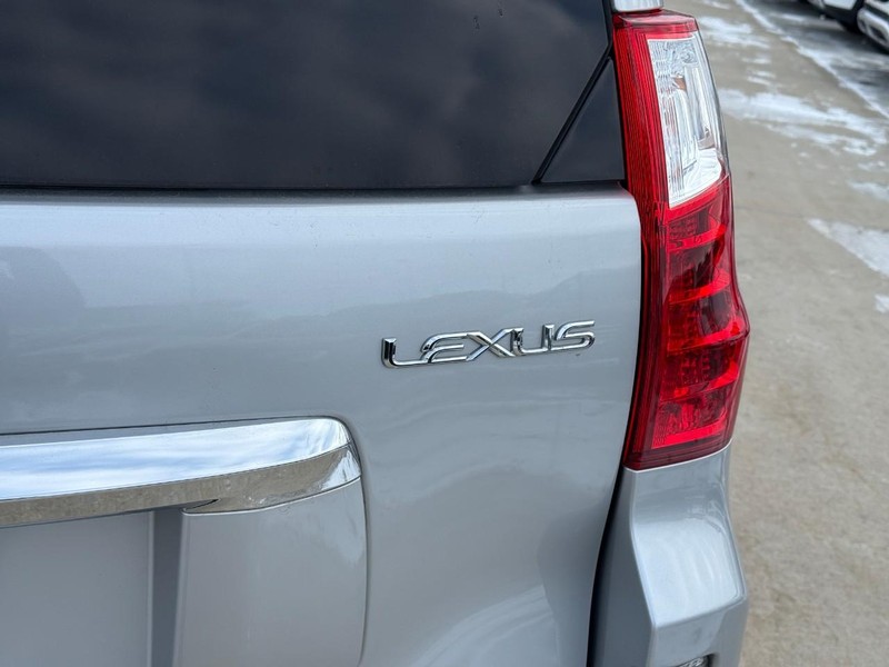 Lexus GX 460 Vehicle Full-screen Gallery Image 10