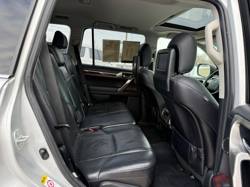 Lexus GX 460 Vehicle Full-screen Gallery Image 12