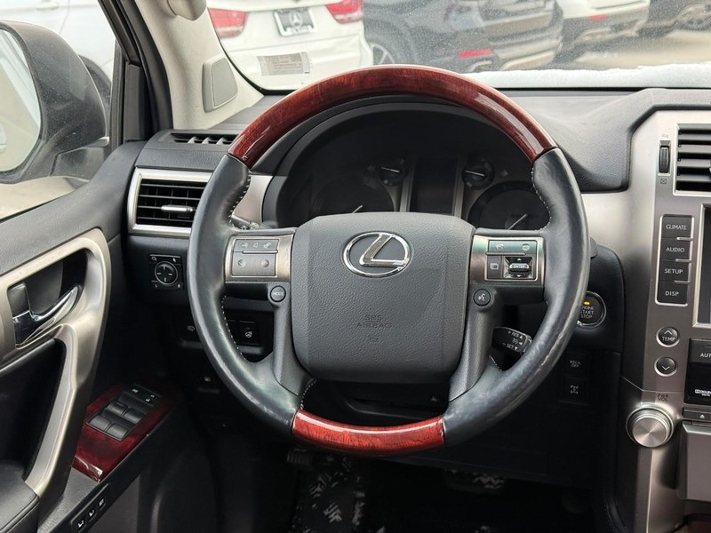 Lexus GX 460 Vehicle Full-screen Gallery Image 14