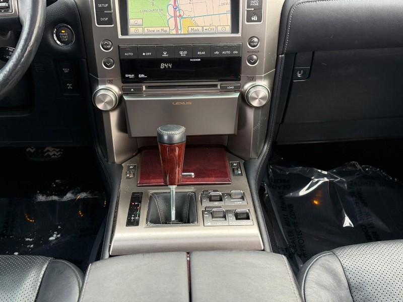 Lexus GX 460 Vehicle Full-screen Gallery Image 17