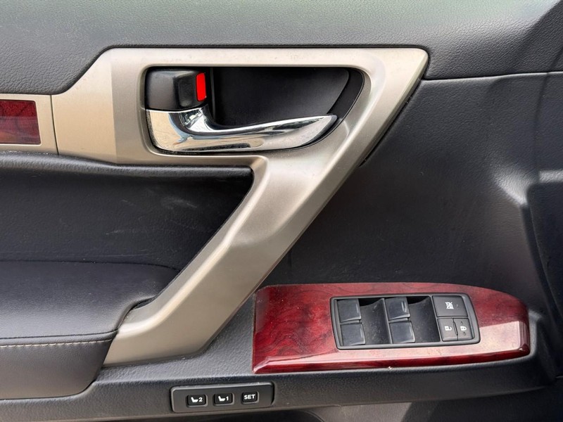 Lexus GX 460 Vehicle Full-screen Gallery Image 19