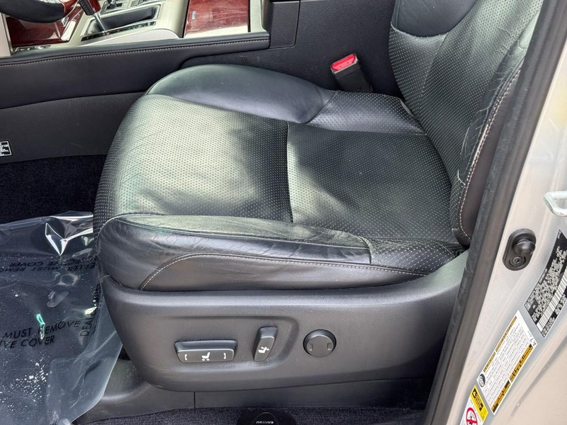 Lexus GX 460 Vehicle Full-screen Gallery Image 21