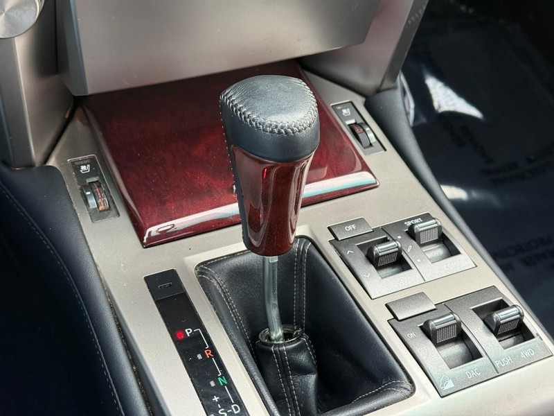 Lexus GX 460 Vehicle Full-screen Gallery Image 25