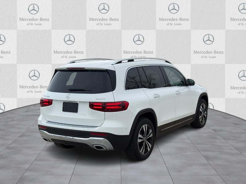 Mercedes-Benz GLB Vehicle Full-screen Gallery Image 3