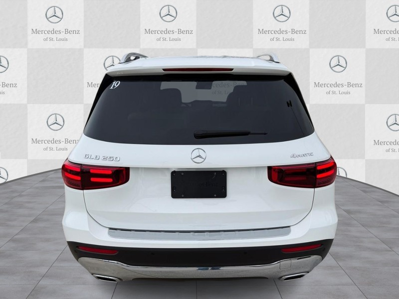 Mercedes-Benz GLB Vehicle Full-screen Gallery Image 6