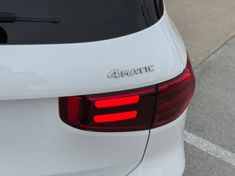 Mercedes-Benz GLB Vehicle Full-screen Gallery Image 11