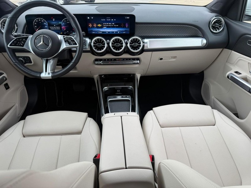 Mercedes-Benz GLB Vehicle Full-screen Gallery Image 13