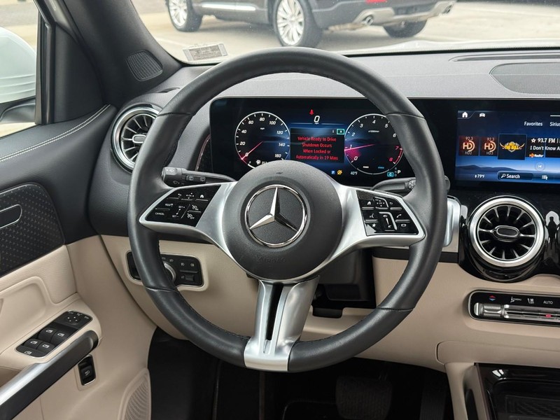Mercedes-Benz GLB Vehicle Full-screen Gallery Image 14