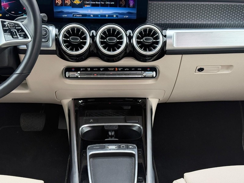 Mercedes-Benz GLB Vehicle Full-screen Gallery Image 16