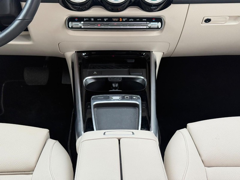 Mercedes-Benz GLB Vehicle Full-screen Gallery Image 17