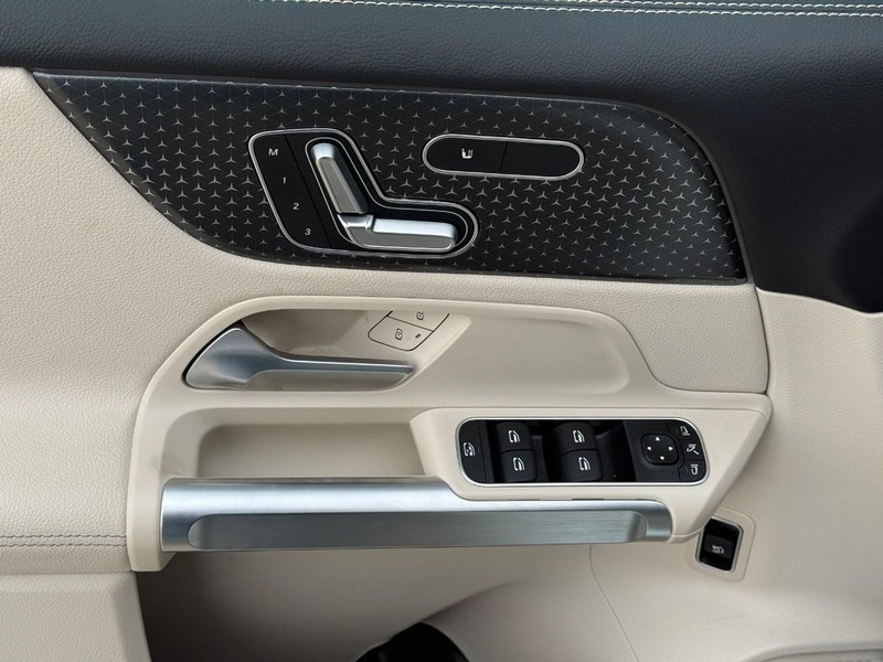 Mercedes-Benz GLB Vehicle Full-screen Gallery Image 18