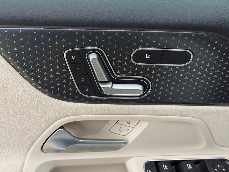 Mercedes-Benz GLB Vehicle Full-screen Gallery Image 19