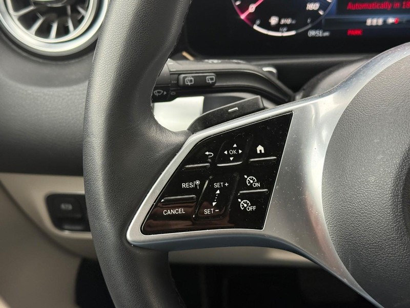 Mercedes-Benz GLB Vehicle Full-screen Gallery Image 21