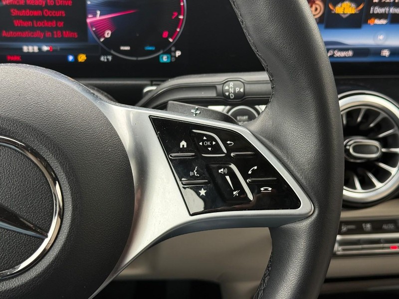 Mercedes-Benz GLB Vehicle Full-screen Gallery Image 22