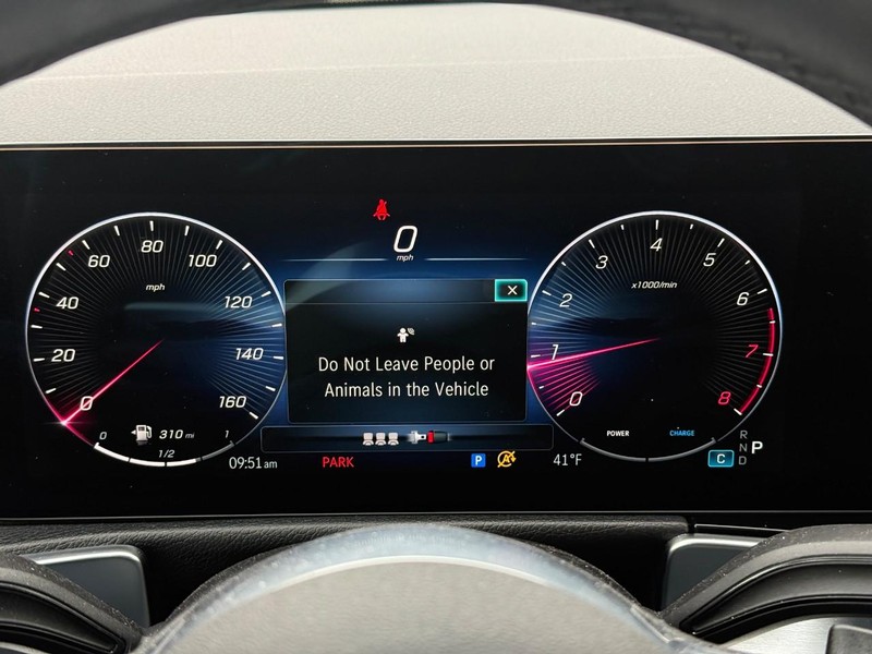 Mercedes-Benz GLB Vehicle Full-screen Gallery Image 23