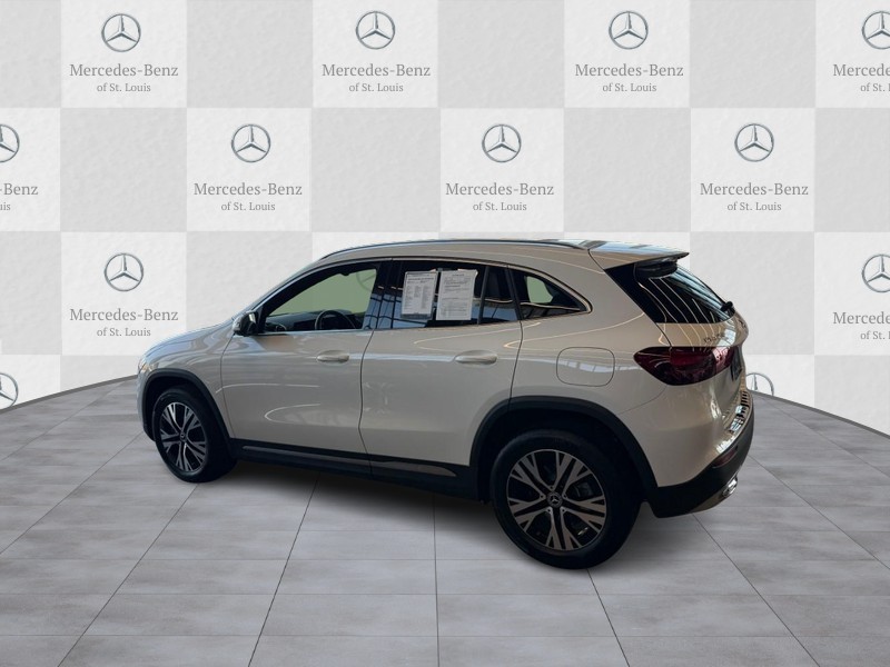 Mercedes-Benz GLA Vehicle Full-screen Gallery Image 2