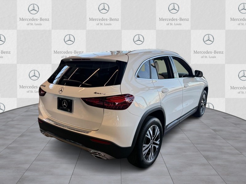 Mercedes-Benz GLA Vehicle Full-screen Gallery Image 4