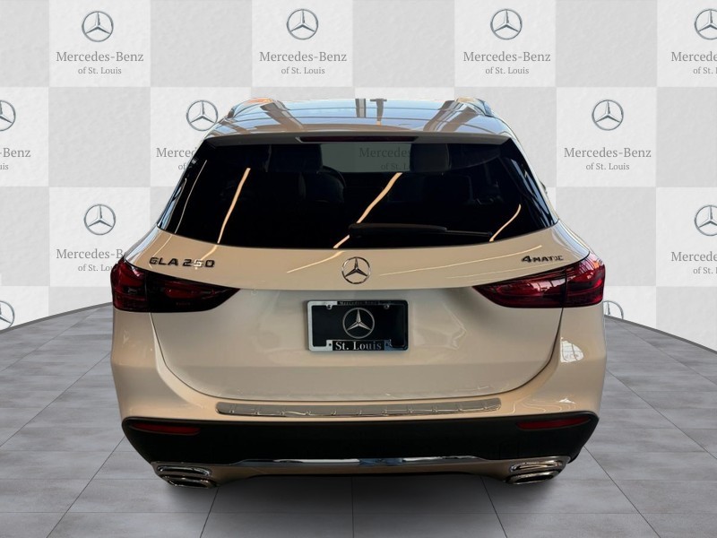 Mercedes-Benz GLA Vehicle Full-screen Gallery Image 5