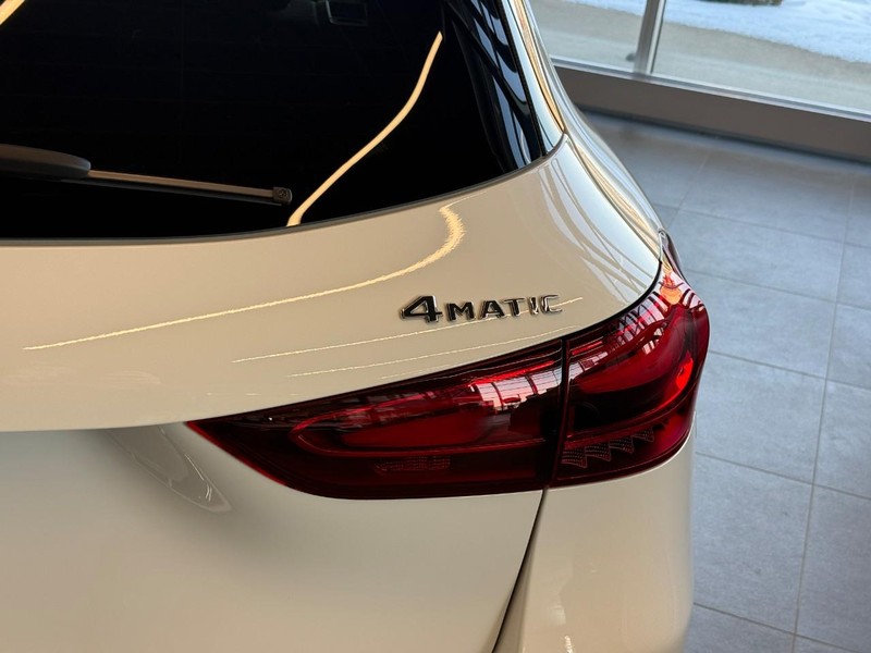 Mercedes-Benz GLA Vehicle Full-screen Gallery Image 9