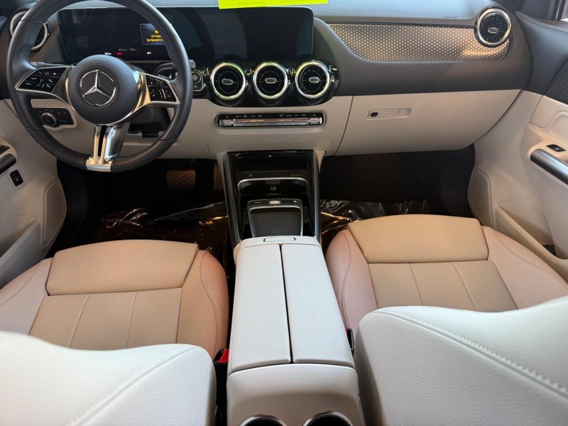 Mercedes-Benz GLA Vehicle Full-screen Gallery Image 11