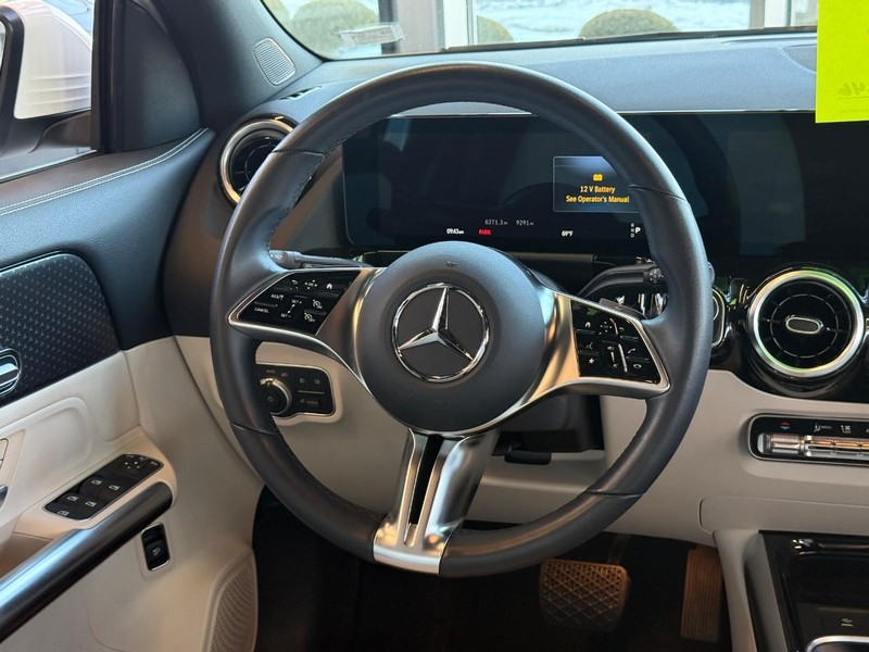 Mercedes-Benz GLA Vehicle Full-screen Gallery Image 12