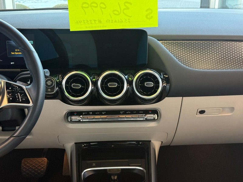 Mercedes-Benz GLA Vehicle Full-screen Gallery Image 13