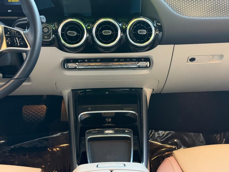 Mercedes-Benz GLA Vehicle Full-screen Gallery Image 14