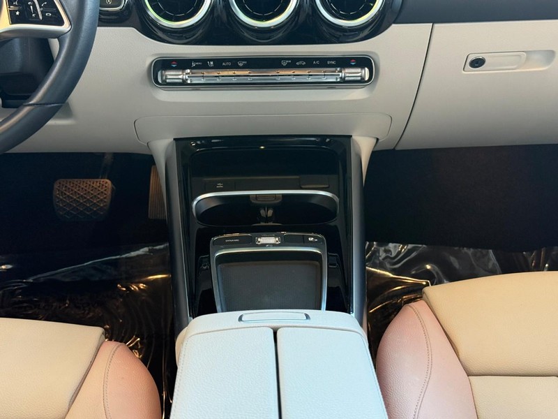 Mercedes-Benz GLA Vehicle Full-screen Gallery Image 15