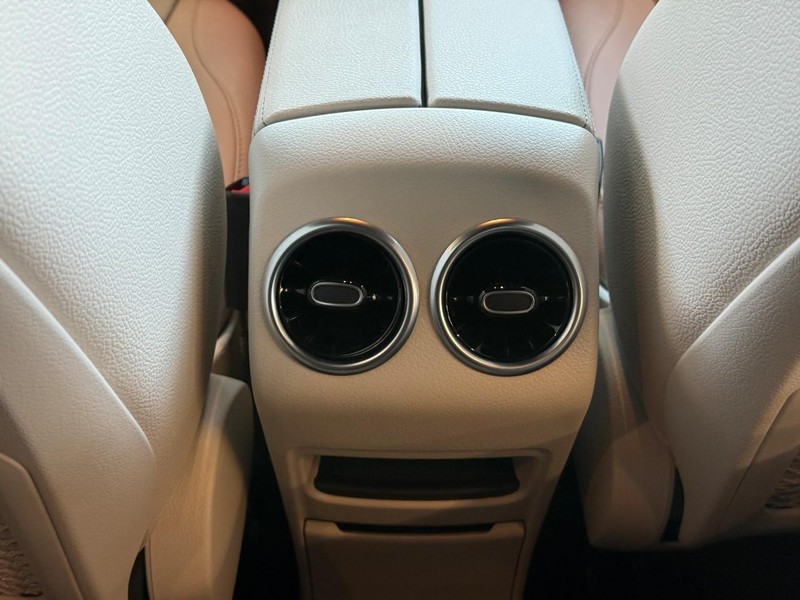 Mercedes-Benz GLA Vehicle Full-screen Gallery Image 16