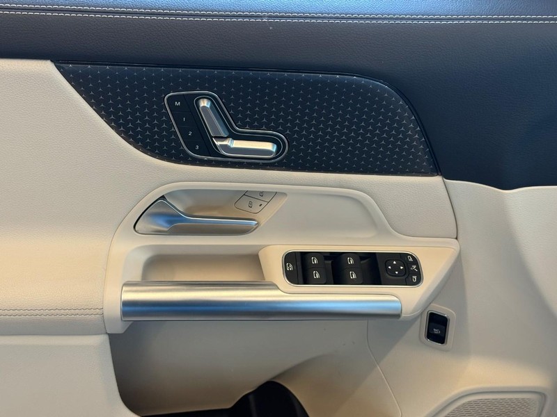 Mercedes-Benz GLA Vehicle Full-screen Gallery Image 17