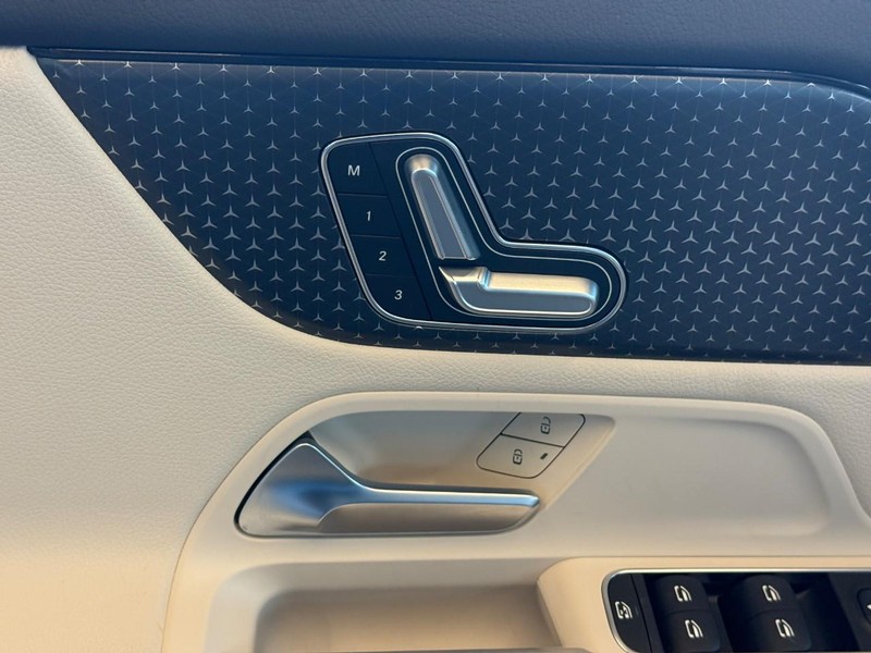 Mercedes-Benz GLA Vehicle Full-screen Gallery Image 18