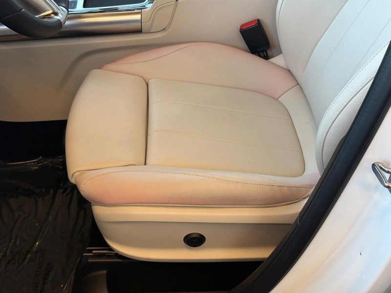 Mercedes-Benz GLA Vehicle Full-screen Gallery Image 19