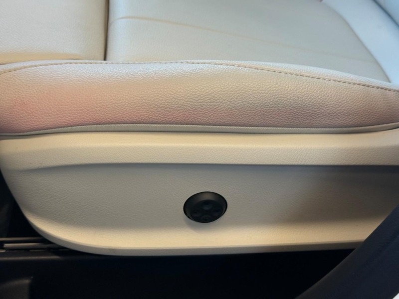 Mercedes-Benz GLA Vehicle Full-screen Gallery Image 20