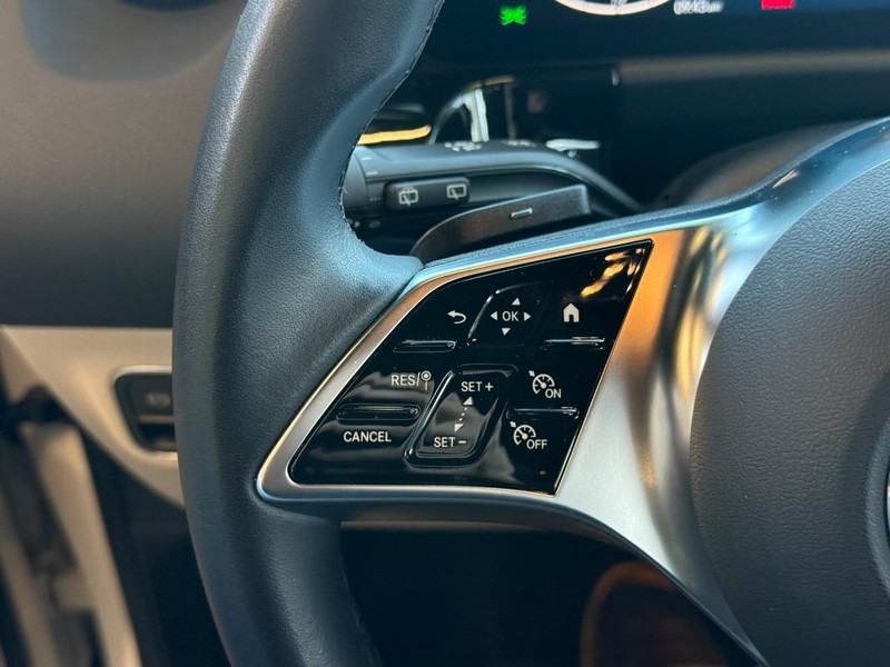 Mercedes-Benz GLA Vehicle Full-screen Gallery Image 21