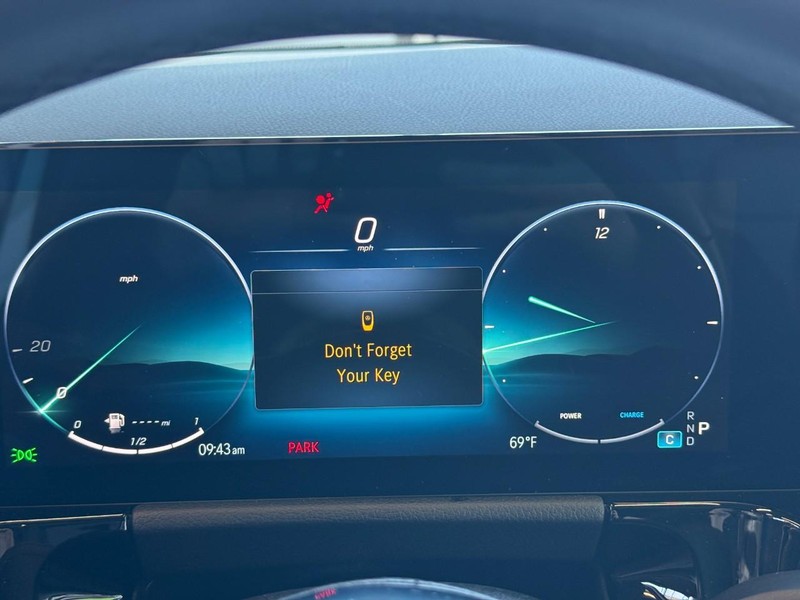 Mercedes-Benz GLA Vehicle Full-screen Gallery Image 23