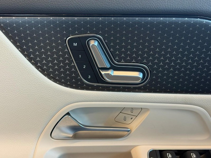 Mercedes-Benz GLA Vehicle Full-screen Gallery Image 24