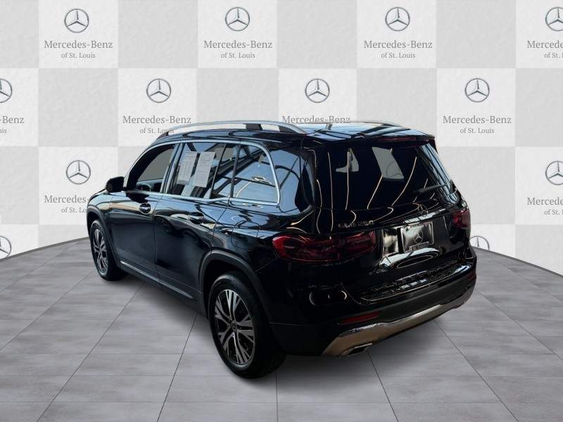 Mercedes-Benz GLB Vehicle Full-screen Gallery Image 3