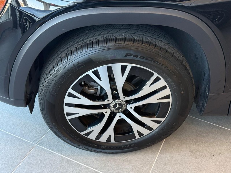 Mercedes-Benz GLB Vehicle Full-screen Gallery Image 4