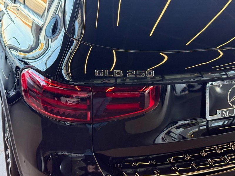 Mercedes-Benz GLB Vehicle Full-screen Gallery Image 5