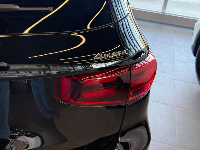 Mercedes-Benz GLB Vehicle Full-screen Gallery Image 6