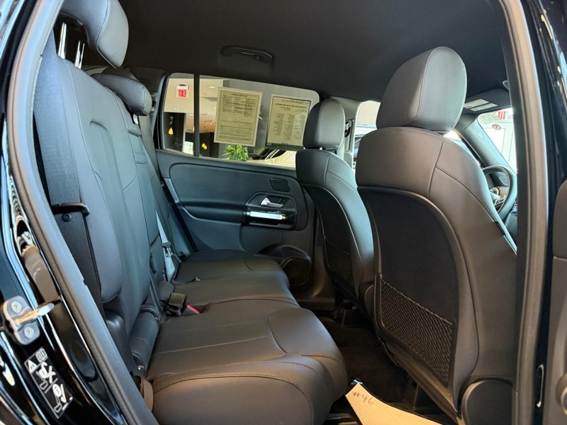 Mercedes-Benz GLB Vehicle Full-screen Gallery Image 7