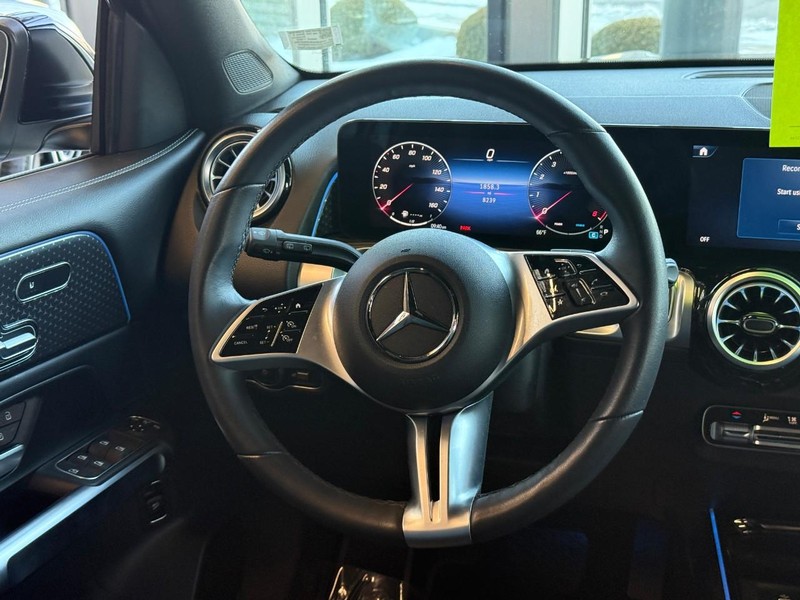 Mercedes-Benz GLB Vehicle Full-screen Gallery Image 9