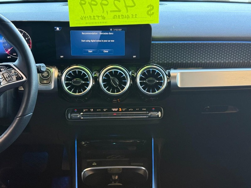 Mercedes-Benz GLB Vehicle Full-screen Gallery Image 10