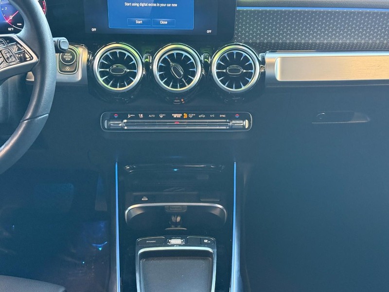 Mercedes-Benz GLB Vehicle Full-screen Gallery Image 11