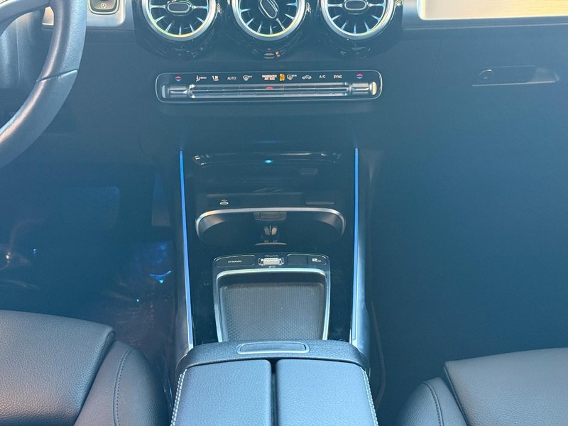 Mercedes-Benz GLB Vehicle Full-screen Gallery Image 12