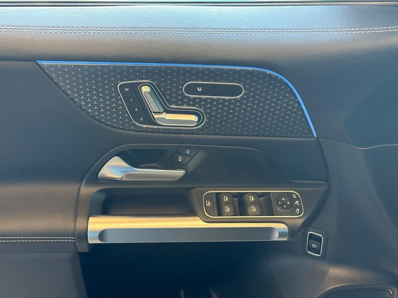 Mercedes-Benz GLB Vehicle Full-screen Gallery Image 13